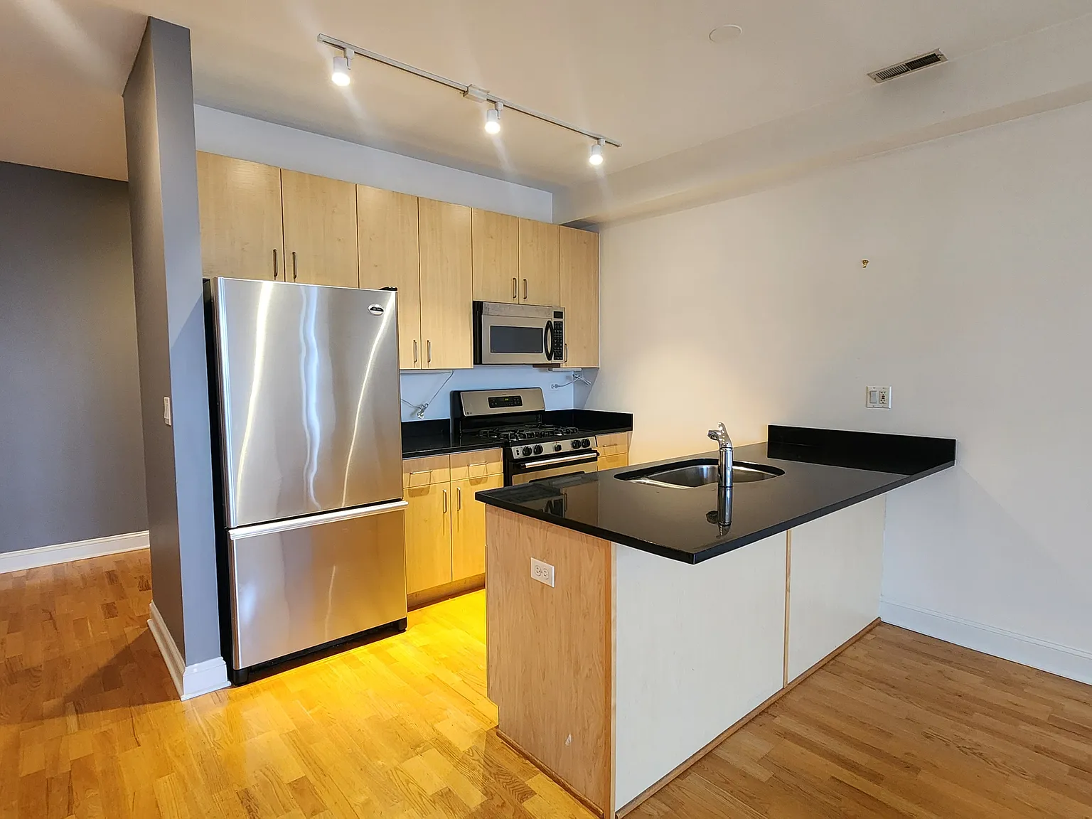1 bed, 900 sqft, $2,900 — Photo 2