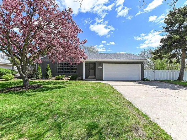 8122 S Wake Forest DRIVE, Oak Creek, WI 53154