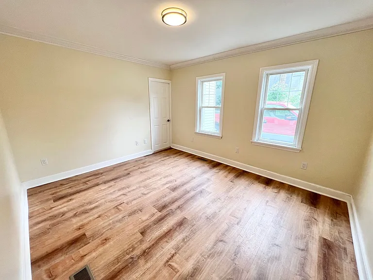 711 Pleasant St — Photo 15