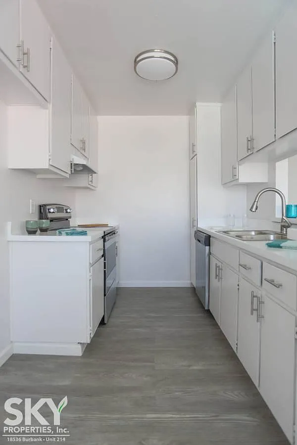 Tarzana West Apartments — Photo 3