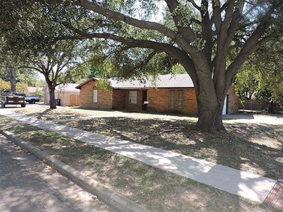 1st image of 629 NW Sandra Ln