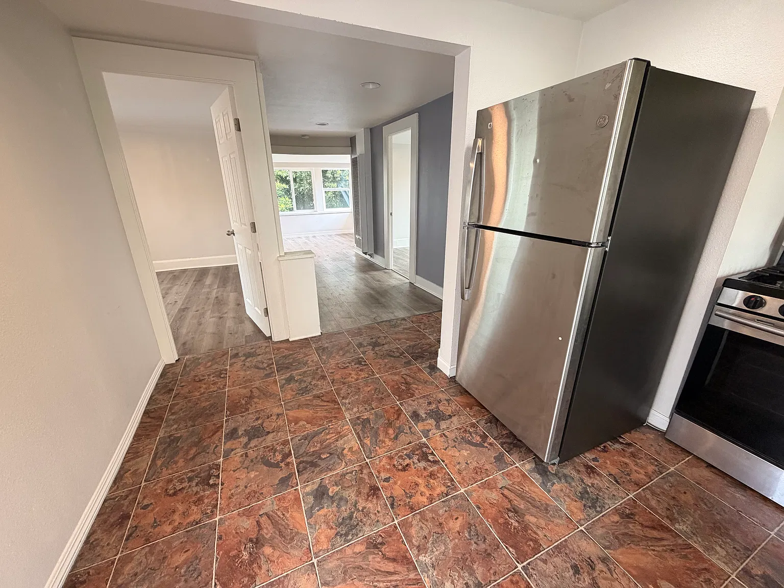 2 bed, 900 sqft, $2,700 — Photo 2