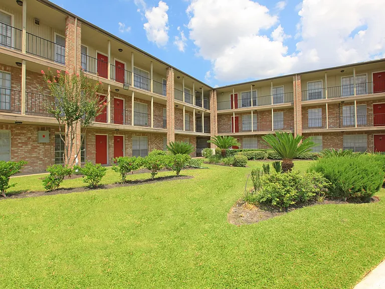 Sterling Point Apartments — Photo 9