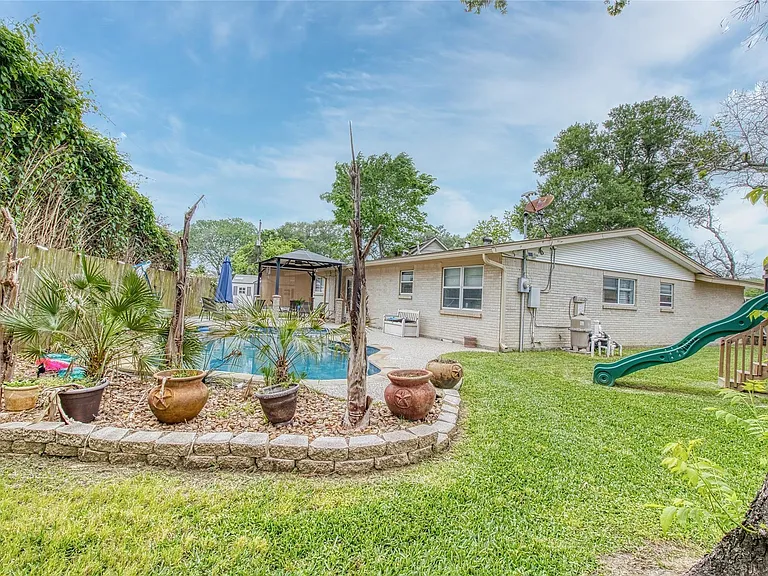 1405 Delabrook Ct — Photo 24