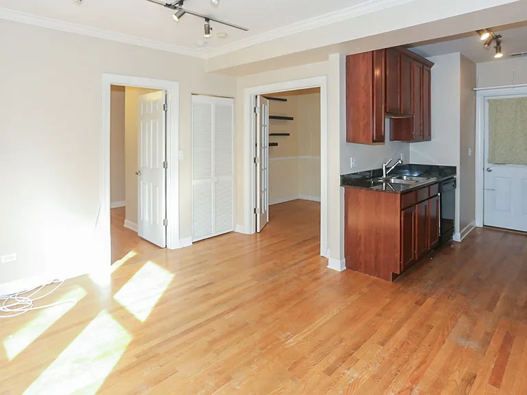 626 W Roscoe St #1 — Photo 3