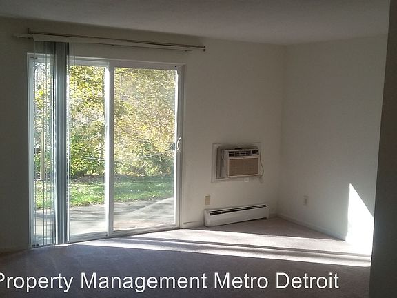 4th image of 31831 Grand River Ave Unit 52