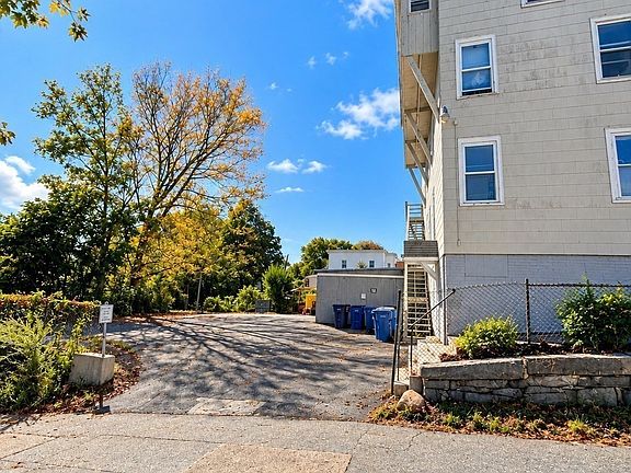 4th image of 113 Spruce St
