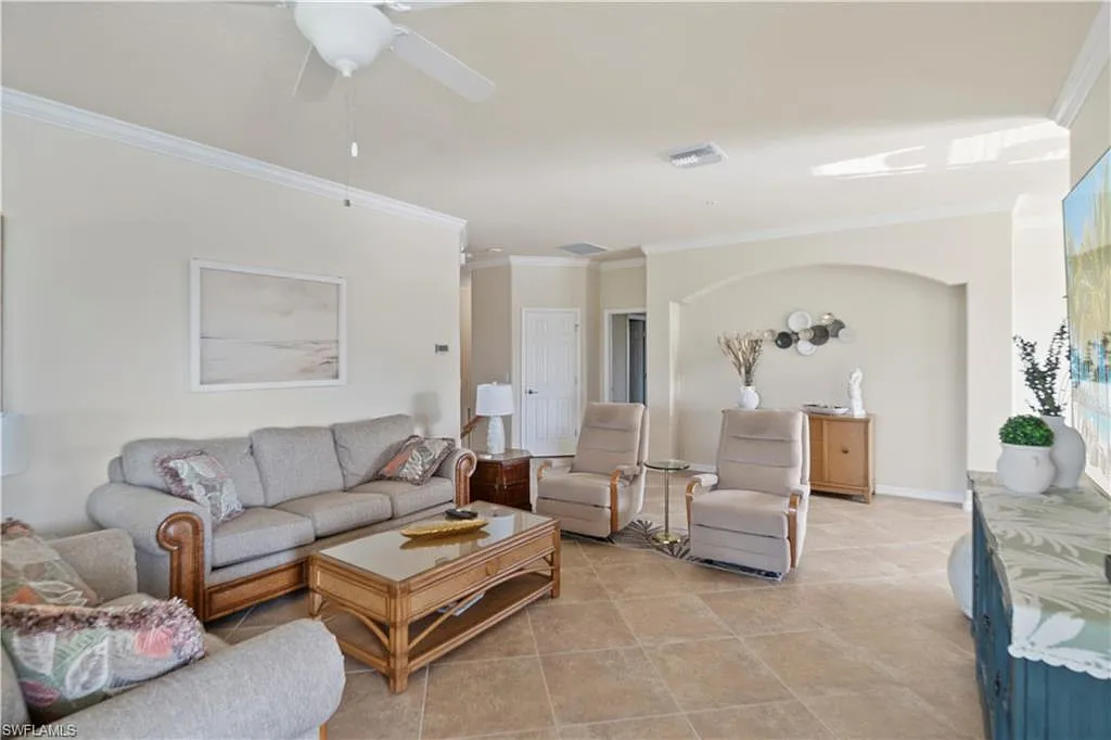 3 bed, 2.0 bath, 2858 sqft, $10,000 — Photo 2