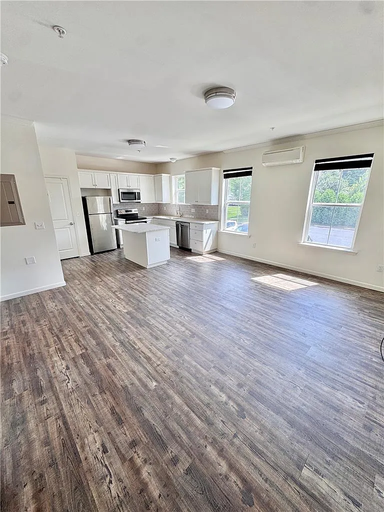 2 bed, 1.0 bath, 1000 sqft, $1,900 — Photo 2