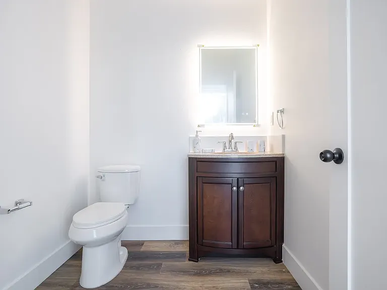 1814 W 36th St #101 — Photo 12