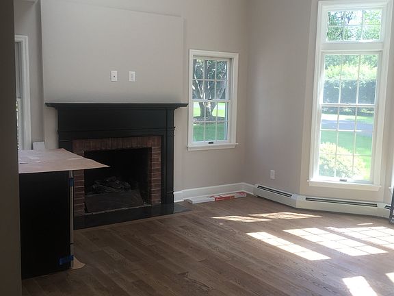 Living Room/Bright/Gas Fireplace