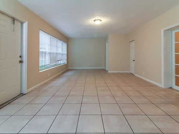 5th image of 1040 NE 140th St