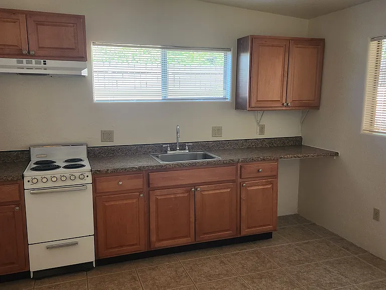325 View Dr #B — Photo 2