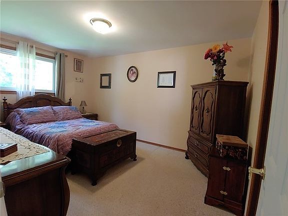 2nd image of 530 Twin Oaks Cres
