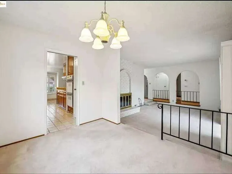 1073 Camellia Dr — Photo 8
