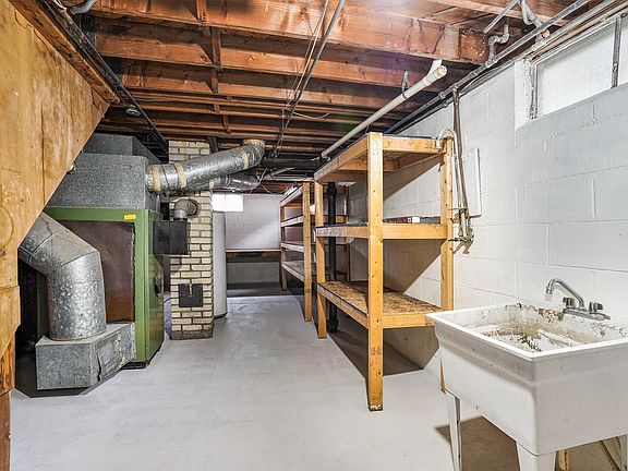 5th image of 1015 Evelyn St NE