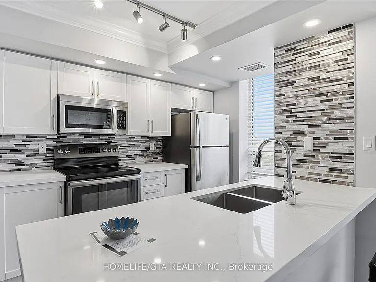 1720 Eglinton Ave E #821 — Photo 19