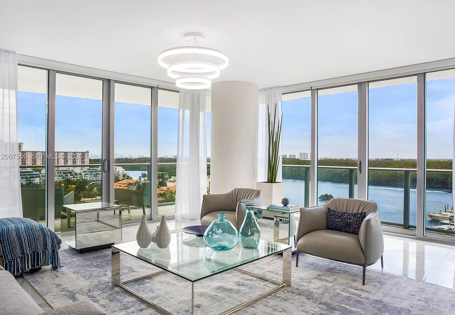 Parque Towers Condo — Photo 1