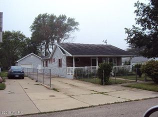 306 Magnolia St, Three Oaks, MI 49128
