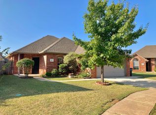 816 SW 38th St, Moore, OK 73160