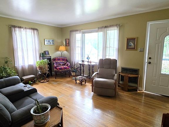 3rd image of 814 Alexander St