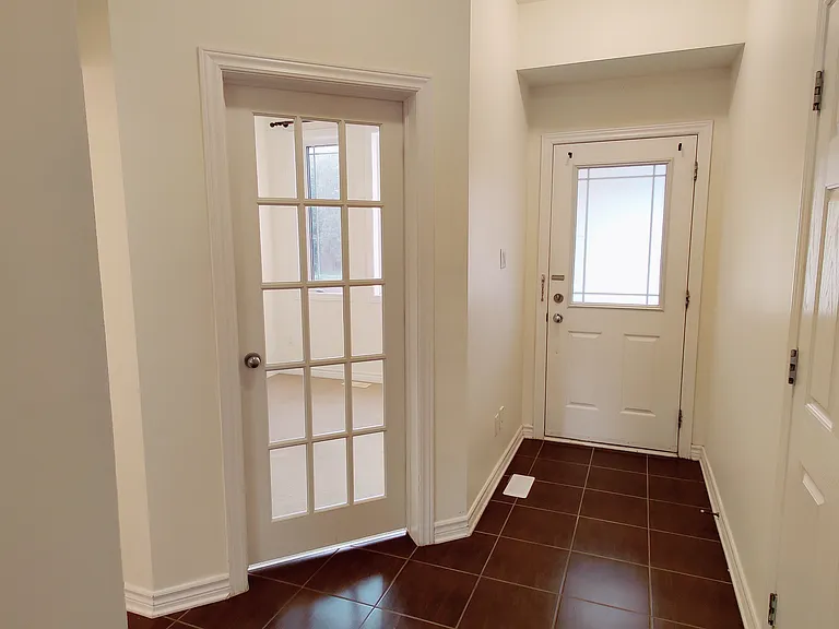 423 Temiskaming Cres — Photo 7