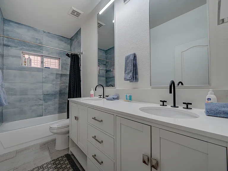 820 E Mountain Sage Dr — Photo 23
