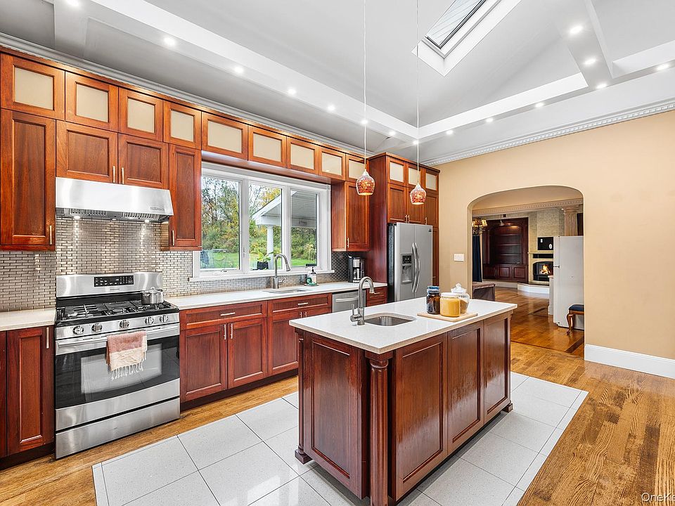 1st image of 658 Waterbury Hill Road