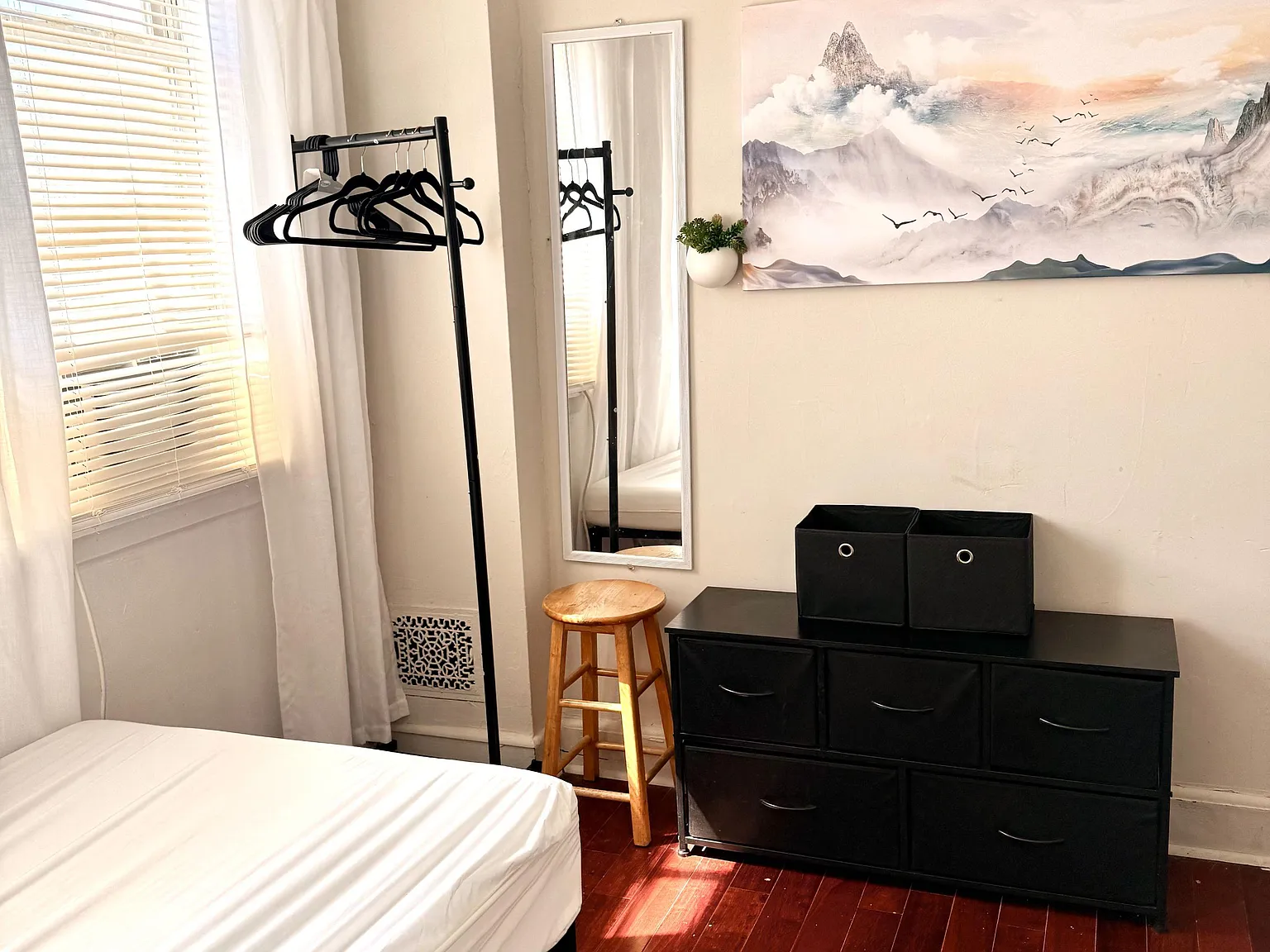 4 bed, 2.0 bath, 2000 sqft, $836 — Photo 3