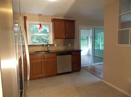 4th image of 157 Phelps St