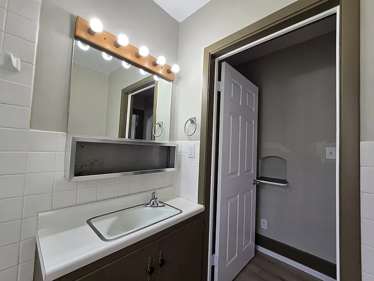 947 Newton St — Photo 18
