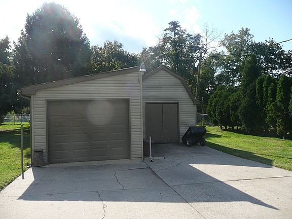 Detached Garage and workshop