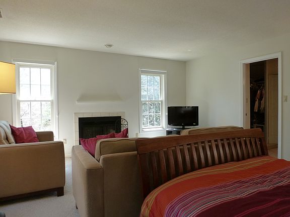 Master w/ FP, walk-in closet