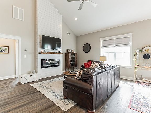 5th image of 1937 Willoughcroft Dr