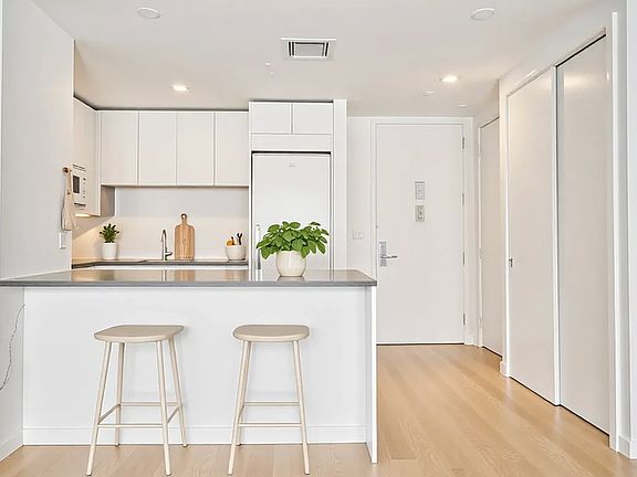 4th image of 70 W 37th St #502