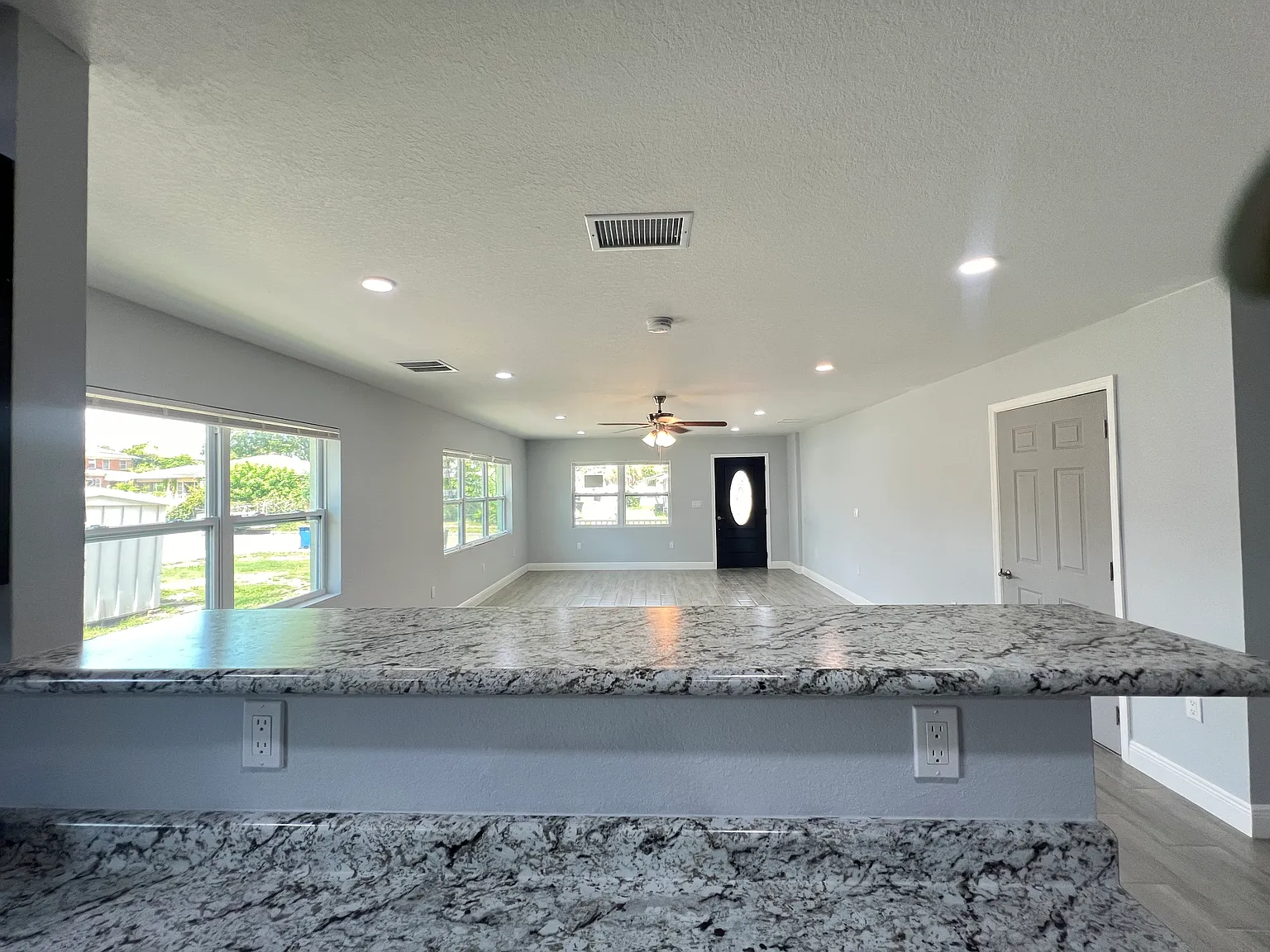 5 bed, 2160 sqft, $3,850 — Photo 4
