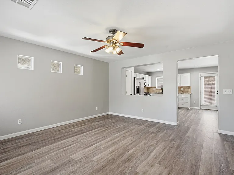 Entrance/living room