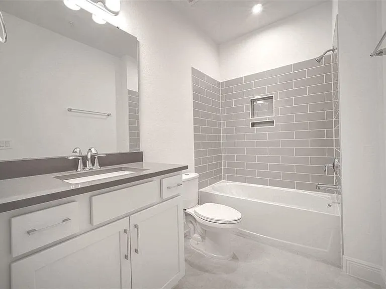 7035 Nemours Pkwy — Photo 25