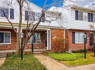 20613 Williamsburg Ct, Harper Woods, MI 48225