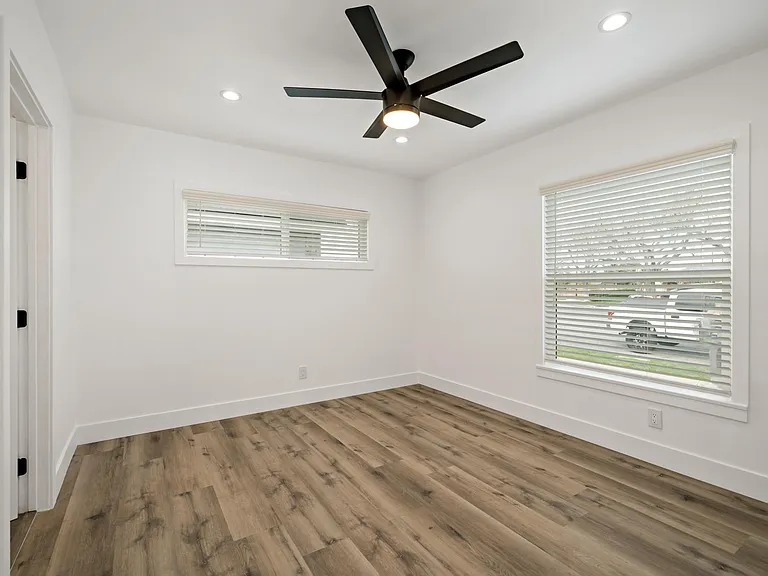 6524 Dashwood St — Photo 11