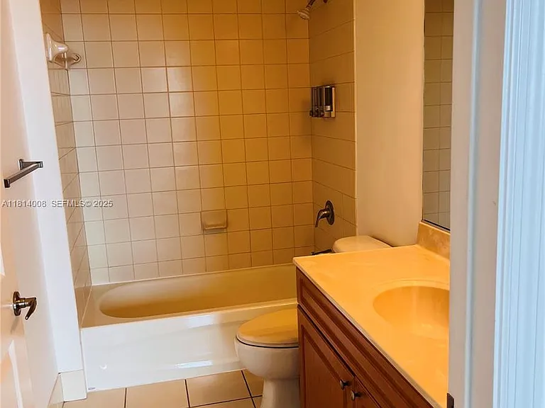 900 SW 8th St #806 — Photo 8