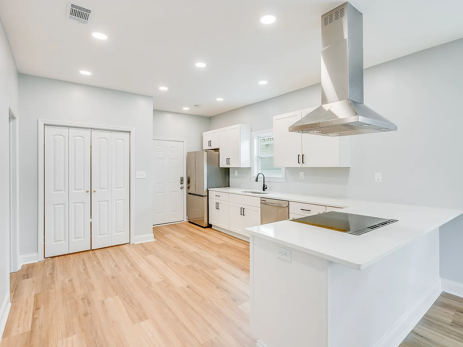 3 bed, 1248 sqft, $2,350 — Photo 2