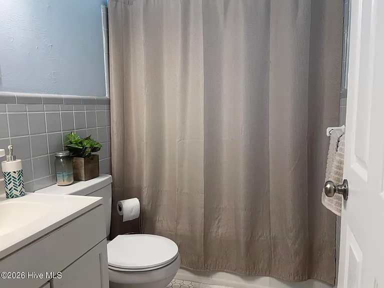539 Martin Ln — Photo 15