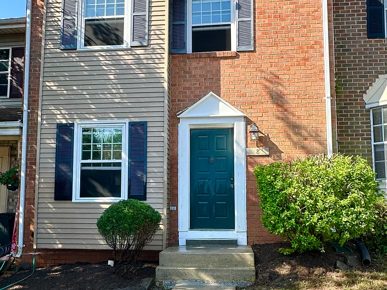8 Crystal Rock Ct — Photo 1