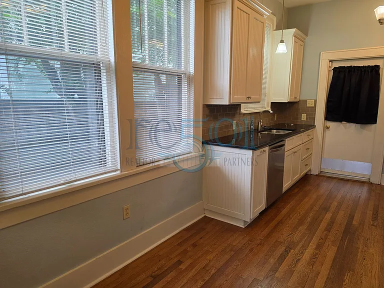 301 W 5th St — Photo 11