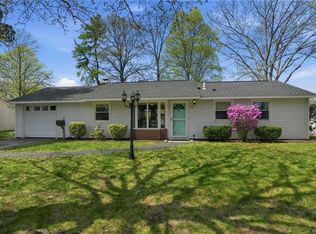 17 Gloucester St, Warwick, RI 02886