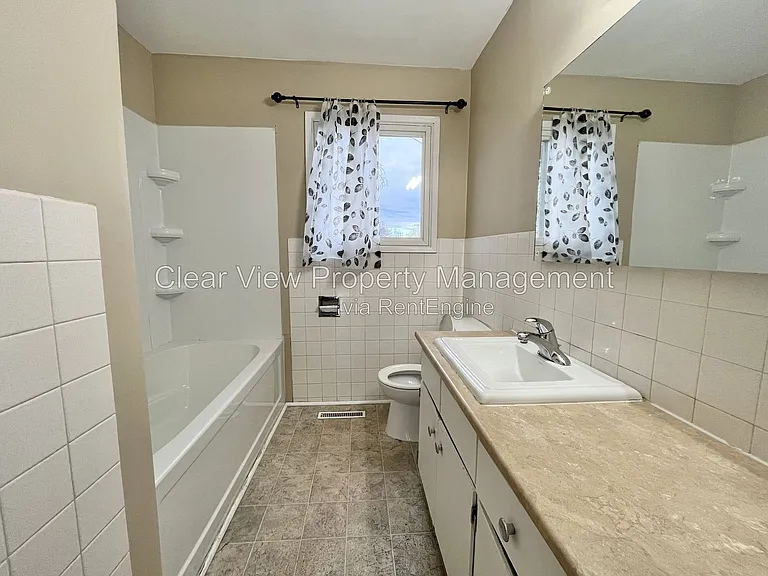 2210 Mayor Magrath Dr S — Photo 11