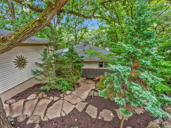 208 N Shore Dr, Oakwood Hills, IL 60013