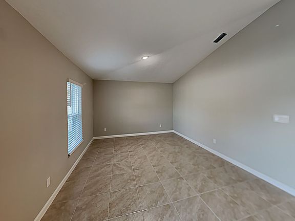 5th image of 909 SW Nichols Ter