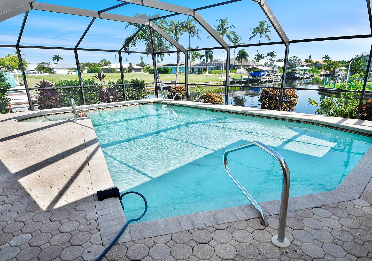Love BirdCanalfront heated pool pet friendly — Photo 3
